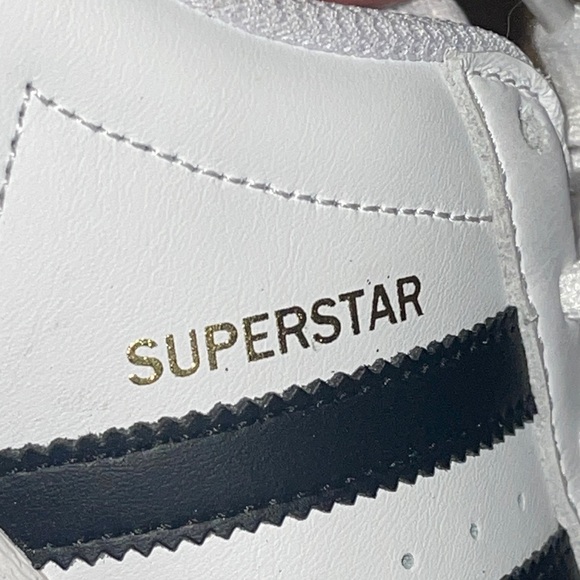 NIB ADIDAS SUPERSTAR CLOUD WHITE/BLACK SIZE 6 YOUTH - Picture 3 of 9